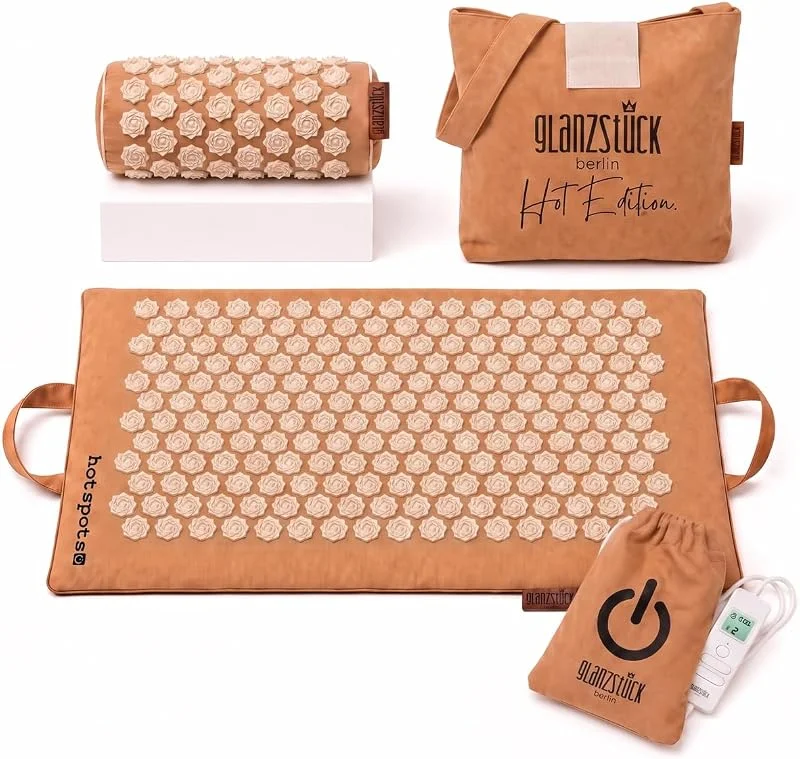 Glanzstück Berlin® Akupressurmatte beheizbar – Hot Edition mit Wärmefunktion & 4 Wärmestufen, Set mit Nackenrolle, 6.850 Blütenspitzen für Rücken & Nacken, 72 × 42 cm — Heizung Warmepumpe
